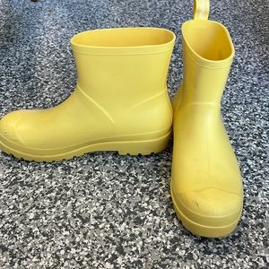 yellow rain boots